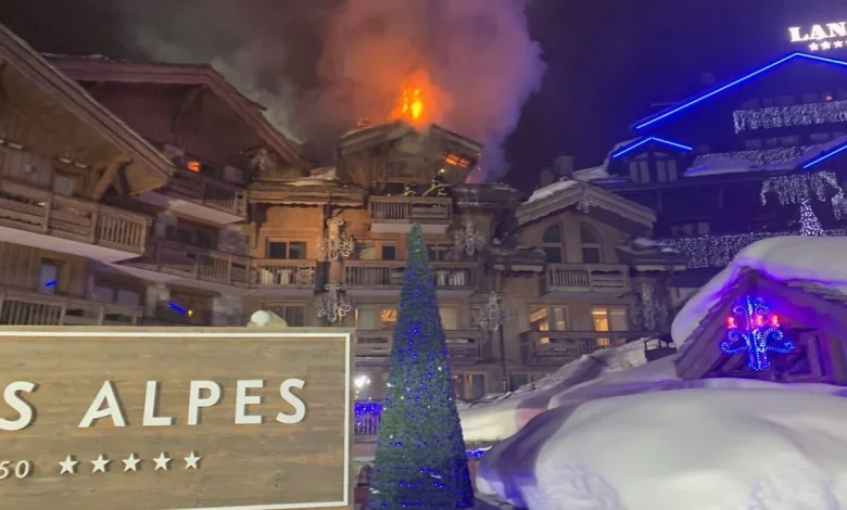 Courchevel 1850 : l'incendie dans l'hôtel Les Grandes Alpes se propage, désormais 270 personnes évacuées