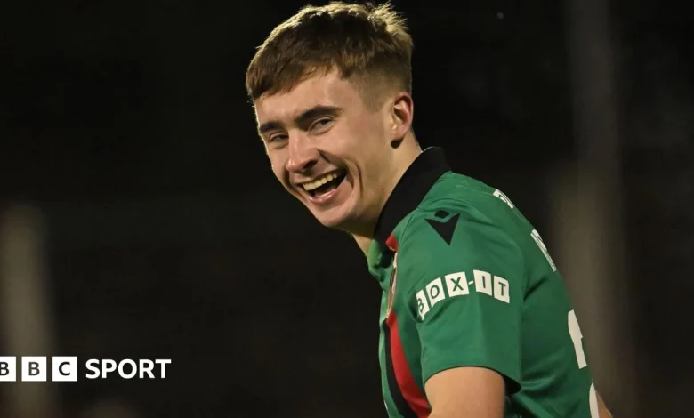 Crawley sign Glentoran defender Russell