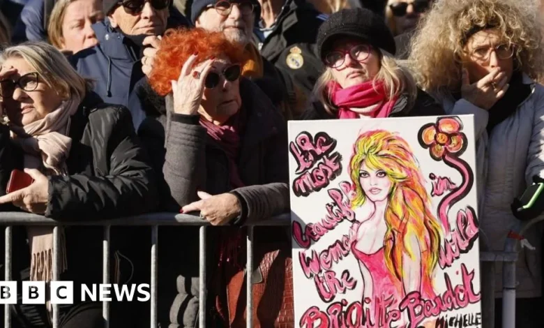 Crowds line Saint-Tropez streets for Brigitte Bardot funeral