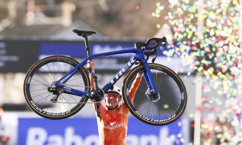 Cyclo-cross World Championships: Lucinda Brand soloes to second career elite women's title on slippery Hulst course