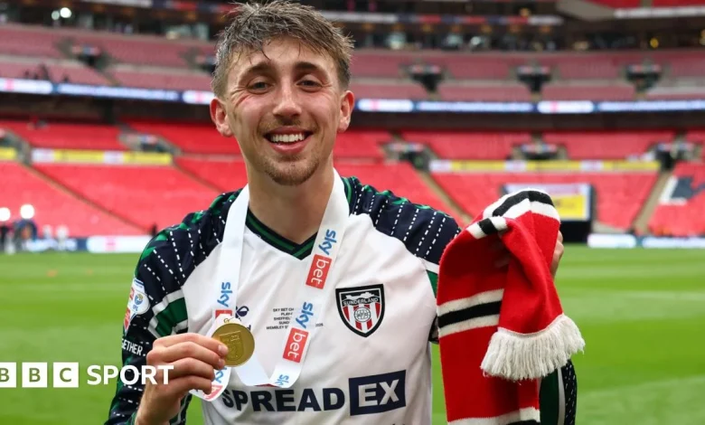 Dan Neil: Sunderland midfielder joins Ipswich Town on loan