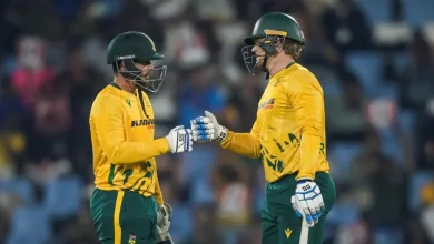 De Kock's blazing century lights up South Africa's barnstorming chase