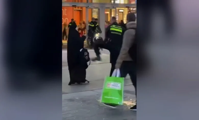 Door agent geschopte en geslagen vrouwen doen aangifte en spreken van racisme