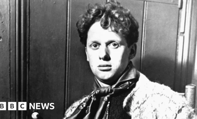 Dylan Thomas 'plagiarised other poets' repeatedly as schoolboy