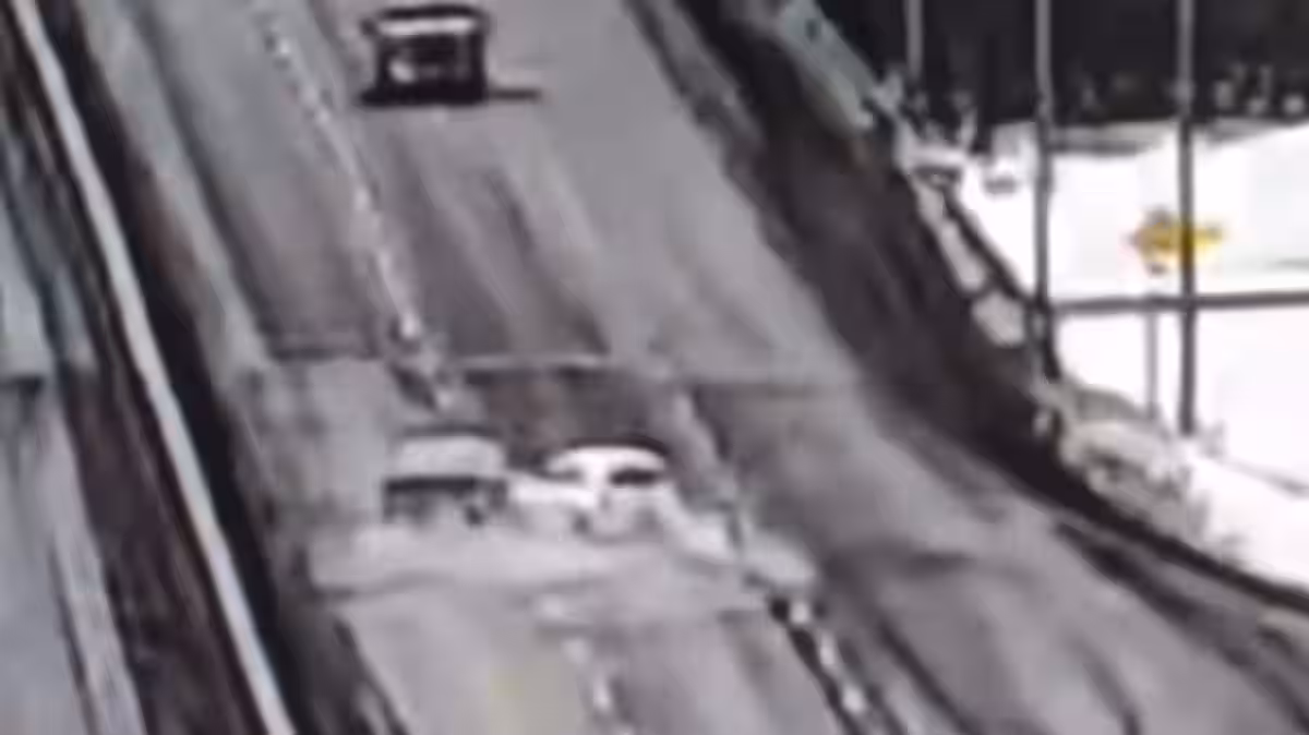 EN VIDÉO | Collision sur un pont: un automobiliste finit sa course sur la glace de la rivière Gatineau
