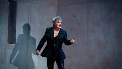 Eddie Izzard’s breakneck solo ‘Hamlet’ opts for cracking good storytelling over subtlety