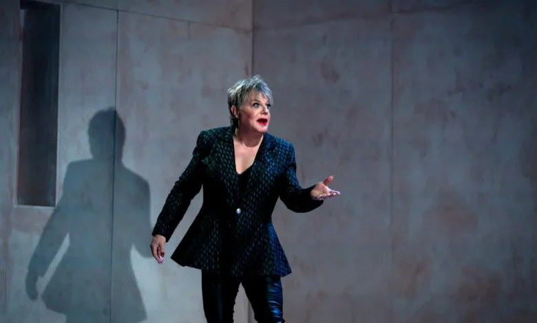 Eddie Izzard’s breakneck solo ‘Hamlet’ opts for cracking good storytelling over subtlety