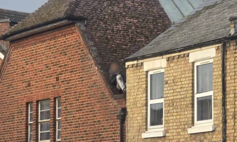 Emergency as Oxford road closed off and man spotted on Cowley Road roof