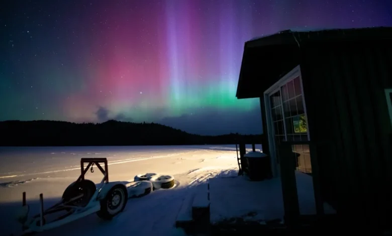 En images | Des aurores boréales ont illuminé le ciel du Québec dans la nuit de lundi à mardi