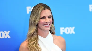 Erin Andrews' massive fur coat at 49ers-Eagles quickly became a meme