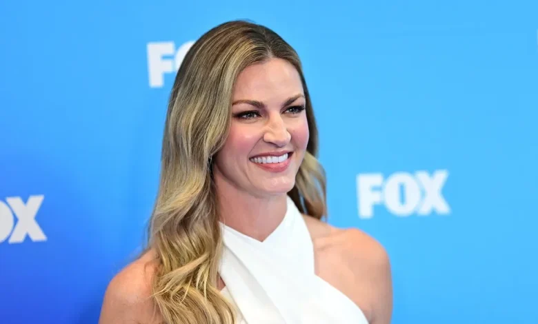 Erin Andrews' massive fur coat at 49ers-Eagles quickly became a meme