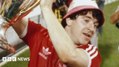 Football 'Picasso' John Robertson honoured at funeral