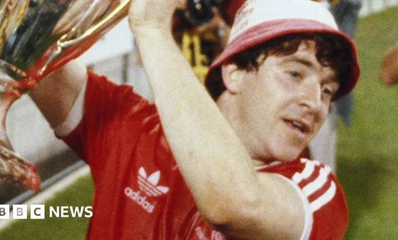 Football 'Picasso' John Robertson honoured at funeral