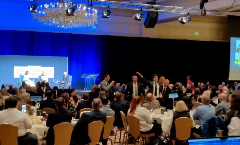 Former Sen. Kyrsten Sinema interrupted by hecklers in Utah