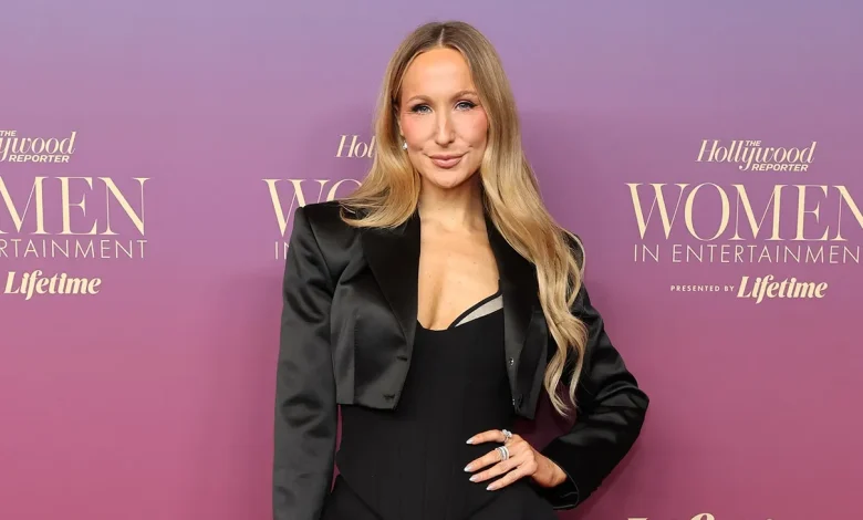 Golden Globes Host Nikki Glaser Admits She’s “Kinda Screwed” (She’s Not)