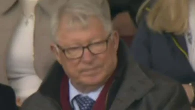 'Help us please' - Man Utd fans urge former star sat next to Sir Alex Ferguson to come and save their season
