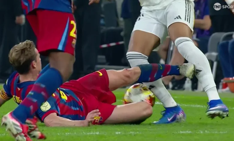 'He's lost his head' - Barca star De Jong sent off for horror El Clasico tackle