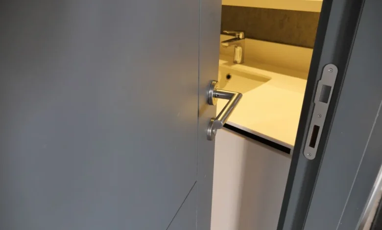 Hotels Are Increasingly Ditching Solid Bathroom Doors