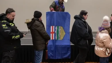Hundreds line up to endorse referendum on Alberta leaving Canada