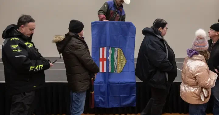 Hundreds line up to endorse referendum on Alberta leaving Canada