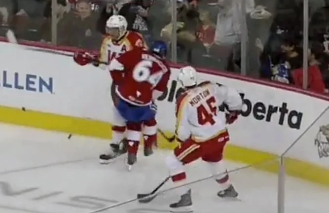 Injured, David Reinbacher leaves the Rocket game