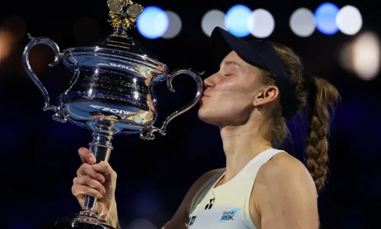 Internationaux d’Australie | Elena Rybakina remporte son deuxième titre du Grand Chelem