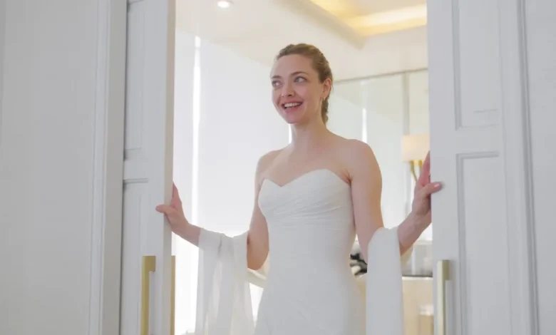 It Took 400 Hours to Make Amanda Seyfried’s Custom Versace Dress for the 2026 Golden Globes