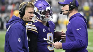 J.J. McCarthy aggravates his right hand injury