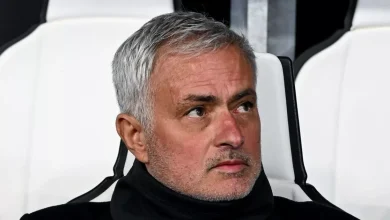 Jose Mourinho confronted by 200 furious Benfica fans after entering training ground