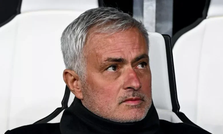 Jose Mourinho confronted by 200 furious Benfica fans after entering training ground