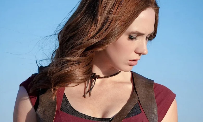 Karen Gillan's "Controversial" 'Jumanji' Costume Returns in New Sequel Set Photos