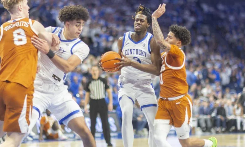 Kentucky basketball’s Kam Williams suffers foot injury against Texas