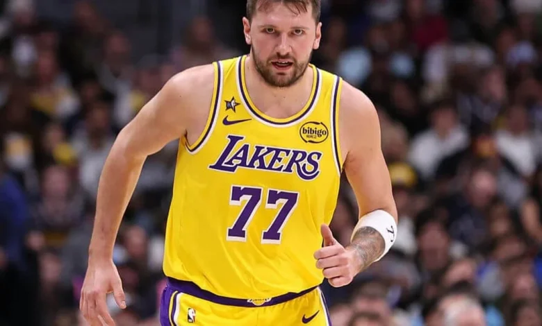 Lakers vs. Mavericks live updates: Time, predictions, latest as Luka Dončić returns to Dallas