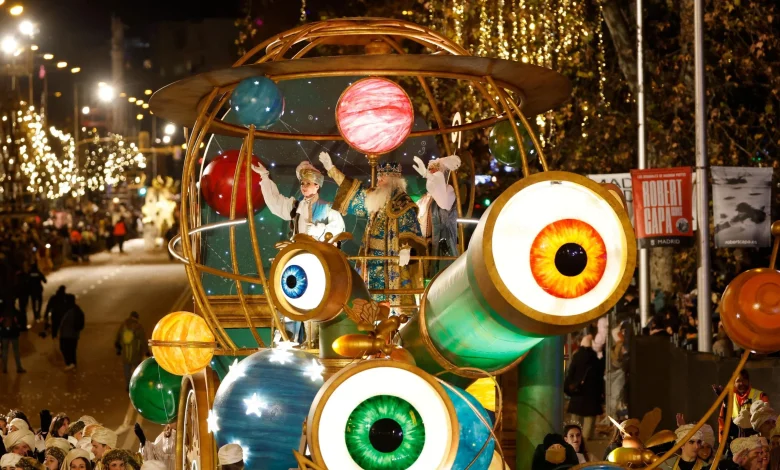 Las cabalgatas de los Reyes Magos encienden la ilusión en una noche gélida en las calles de España