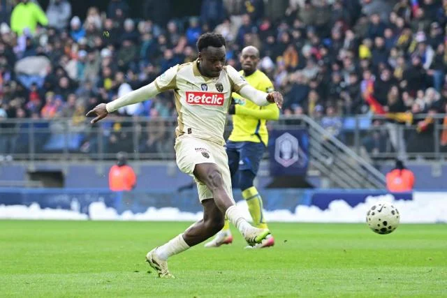 Le défenseur lensois Samson Baidoo forfait pour le match à Marseille
