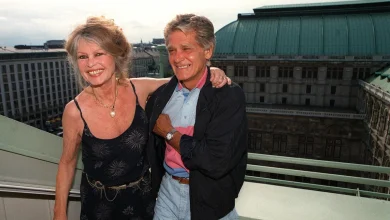 « Le soir, je crois qu’elle est encore là » : le mari de Brigitte Bardot se confie après la disparition de la star