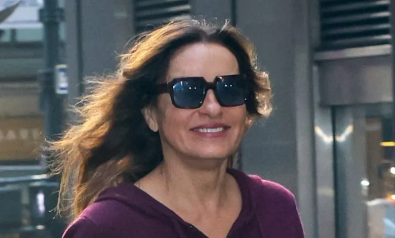 Mariska Hargitay's casual outfit formula of jeans and slip-on UGGs is the ultimate wardrobe inspiration for winter