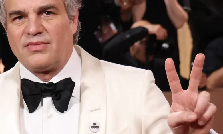 Mark Ruffalo, Wanda Sykes protest ICE at Golden Globe Awards