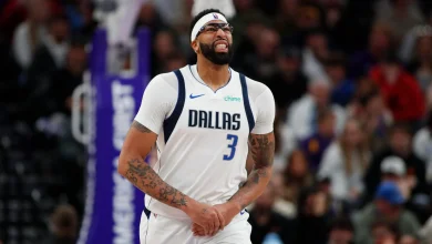 Mavs' Anthony Davis to miss time with ligament damage in hand