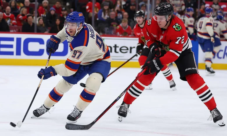 McDavid extends point streak to 19, Oilers defeat Blackhawks