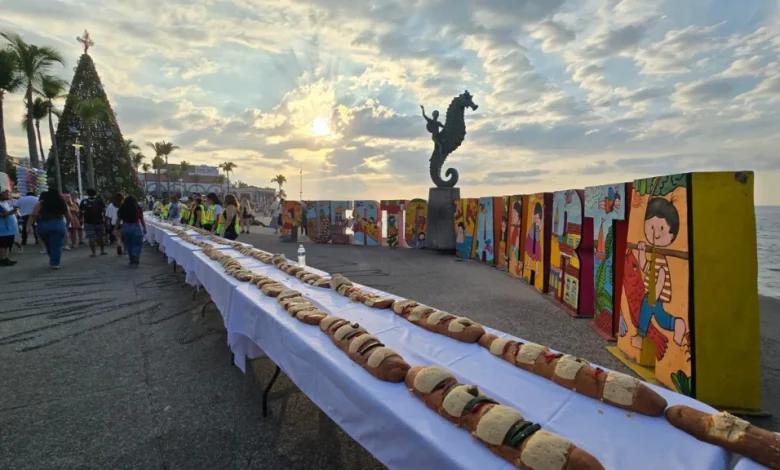 Miles disfrutaron de la rosca más grande de la historia de Puerto Vallarta