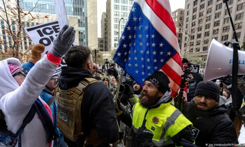 Minneapolis anti-ICE protesters clash with far-right group
