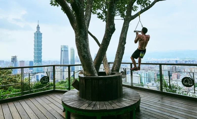 Netflix Postpones Honnold's 'Skyscraper Live' Climb Amid Rainy Conditions