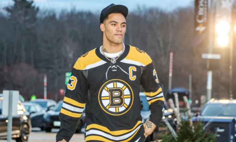 Patriots' Gonzalez rocks Chara jersey to playoff game