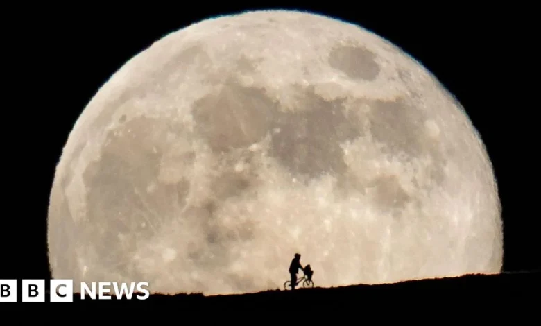Photographer over the Moon with ET picture recreation two years in the making