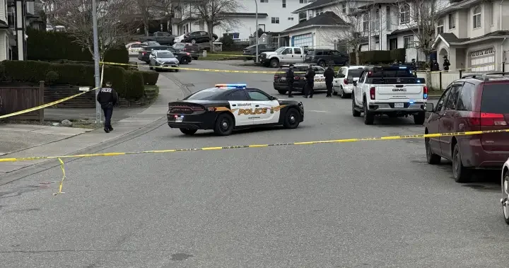 Police descend on Abbotsford neighbourhood after targeted shooting