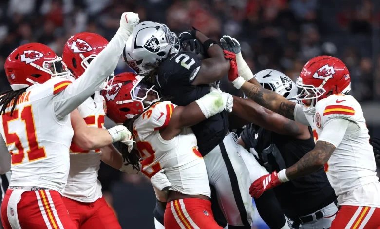 Raiders beat Chiefs 14-12 in the ugliest game of the season