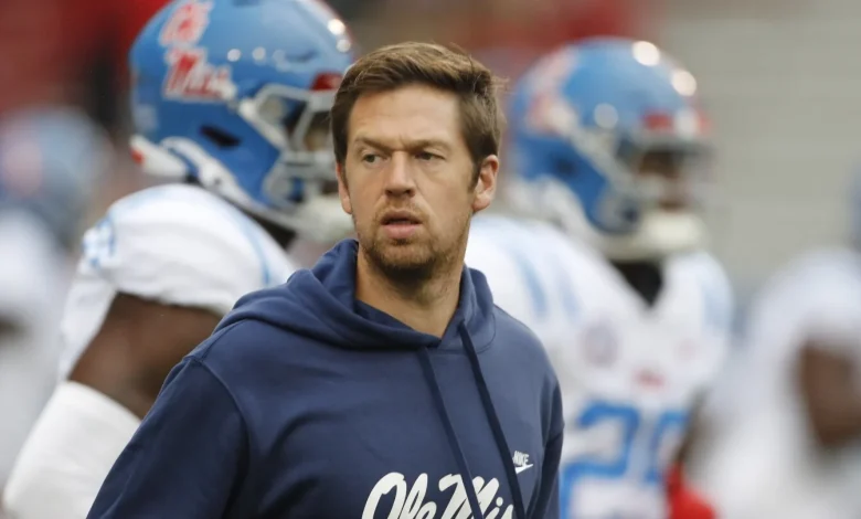 Report: Charlie Weis Jr. to remain at LSU after speaking to Eagles