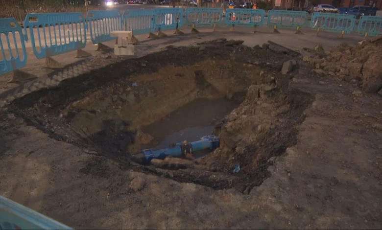 Road remains closed after burst water pipe causes sinkhole | ITV News