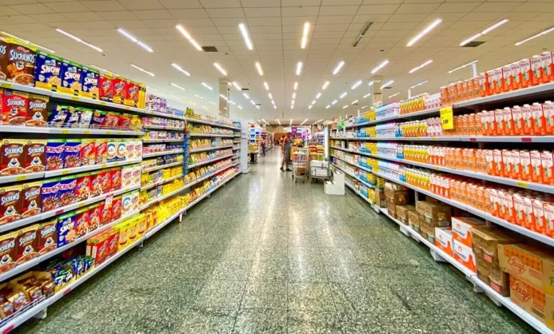 Ruba superalcolici nel supermercato, nella fuga aggredisce vigilantes